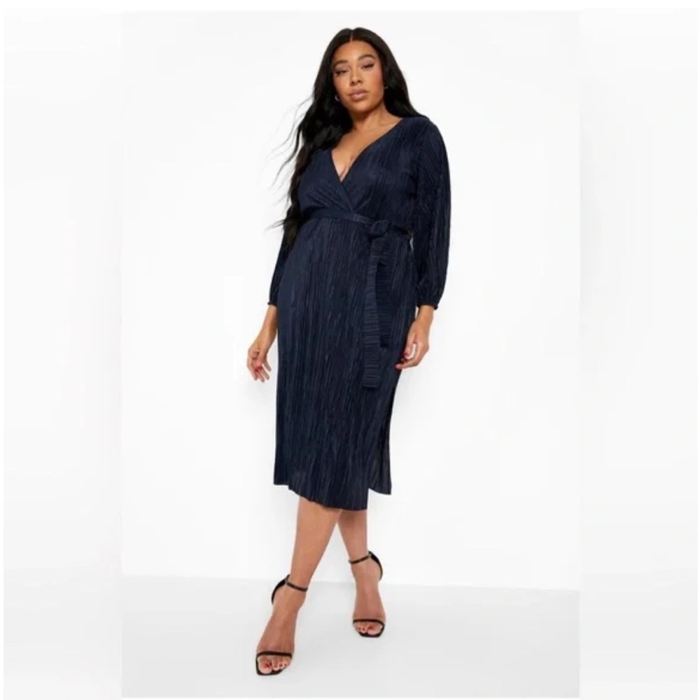 Boohoo  Plisse Wrap Midi dress. NWT.‎ Retail 48